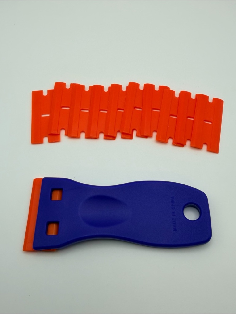 Plastic Scraper Tool with 10 Orange Spare Blades - Blue Handle - Picture 3 of 5